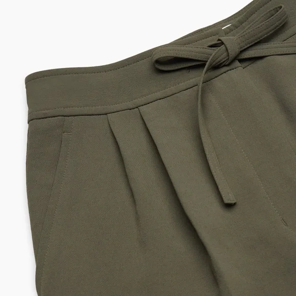 Aritzia Wilfred Shift Cargo PantRelaxed barrel-leg crepe cargo pants